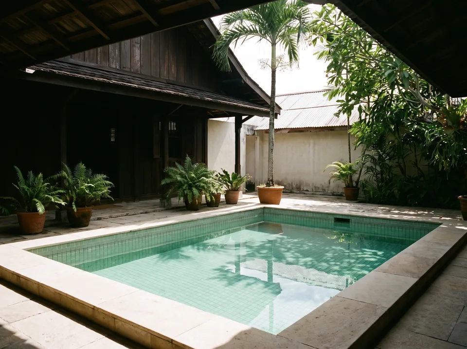 Kolam cold plunge persegi mosaik mint di courtyard teduh rumah Pekanbaru